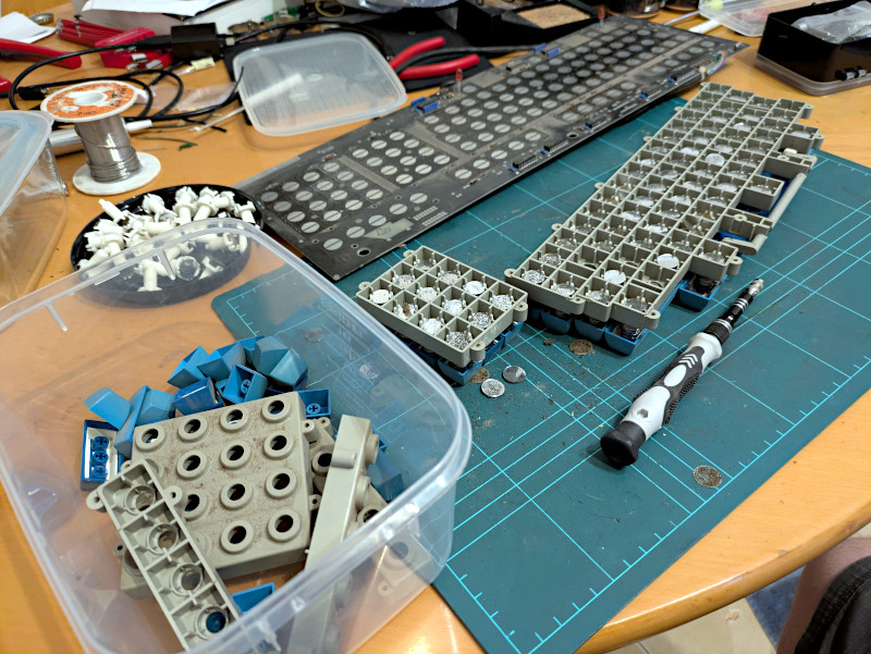 [Really bad picture of the guts of the keyboard]